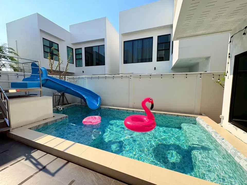 สระว่ายน้ำและสไลเดอร์ของ Hidden Space Pool villa 2 บางแสน